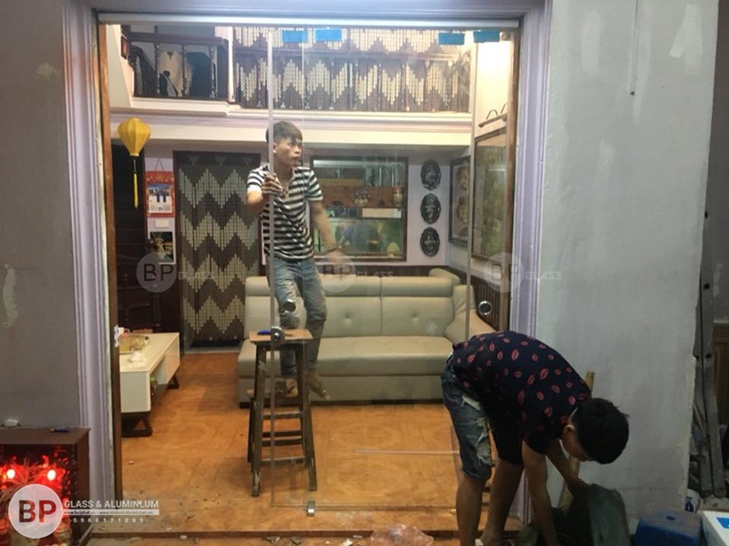 cửa kính trượt ray treo cô nguyệt 687 Minh Khai